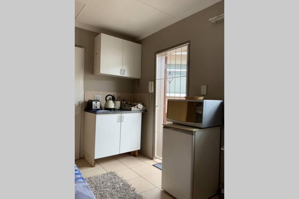 Cozy Guest Suite With Private Access Roodepoort Exteriör bild