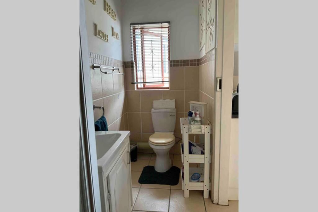 Cozy Guest Suite With Private Access Roodepoort Exteriör bild